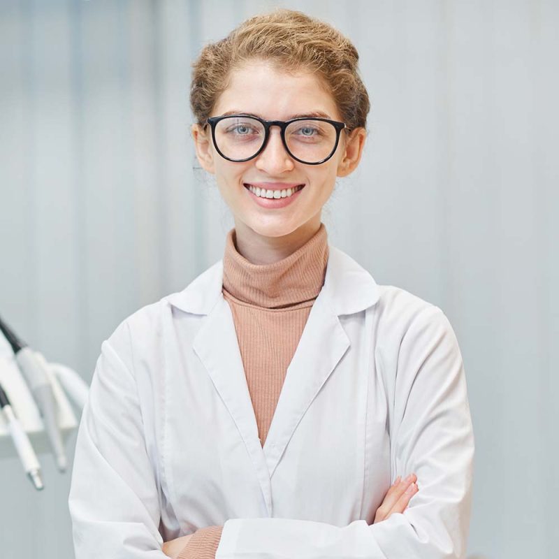 dentist-at-dental-clinic-MEK9W6S-800x800