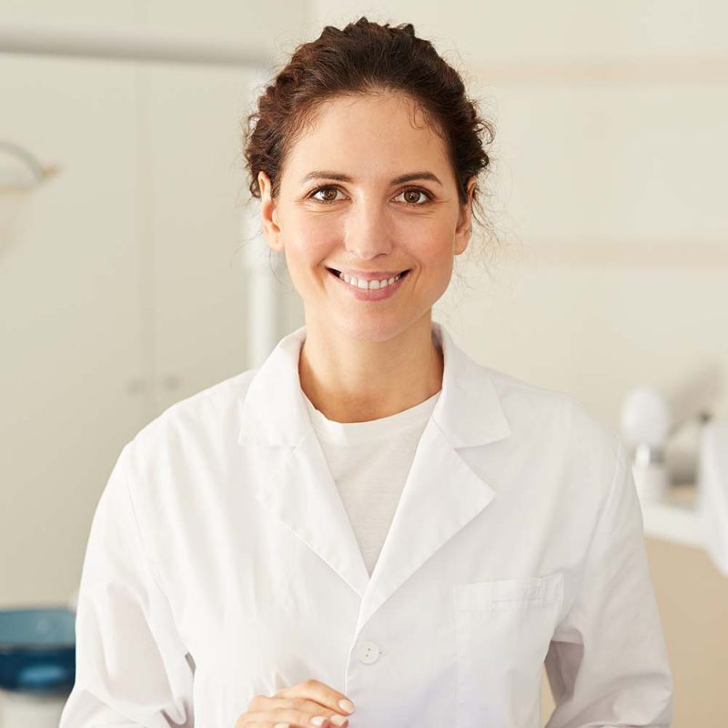 female-dentist-posing-XV34YZJ-800x800